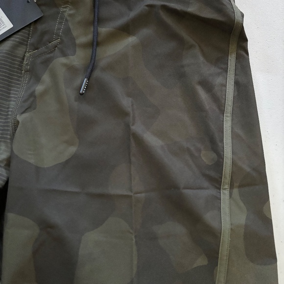 New mens Oakley board shorts various sizes - Picture 3 of 6